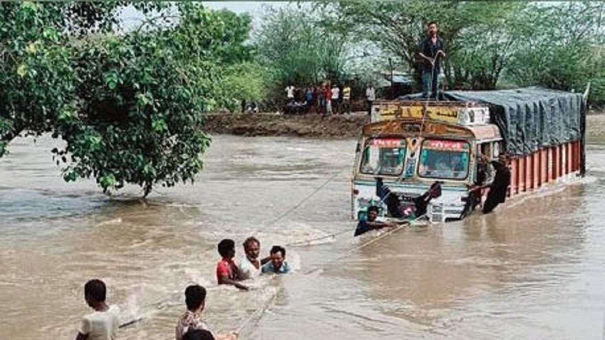 Rajasthan: Truck stuck in river, villagers rescue 3 people 