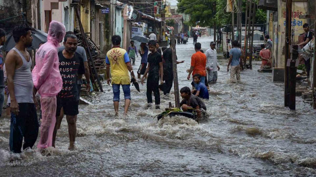 राजकोट से धार तक मूसलाधार आफत, अंडरपास बना पूल तो कहीं अटक गई बस, देखें