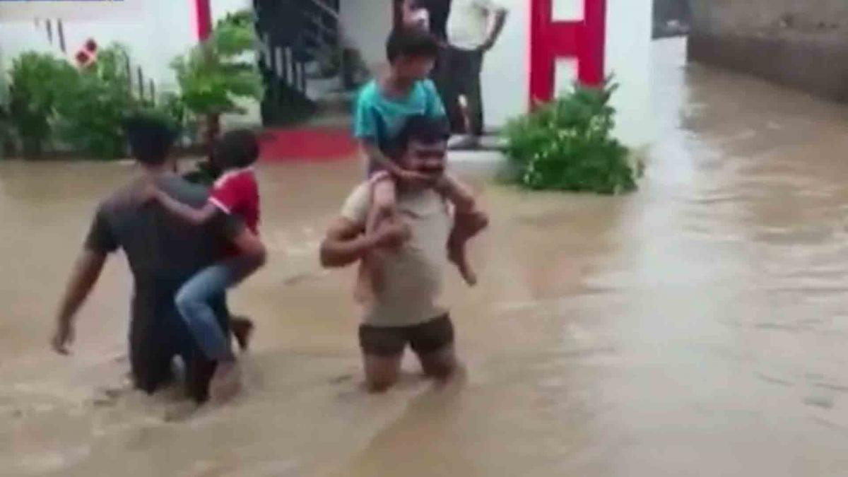 बाढ़ में जिंदगी और मौत के बीच फंसी जिंदगियों की तस्वीरें, देखें खोज-खबर 