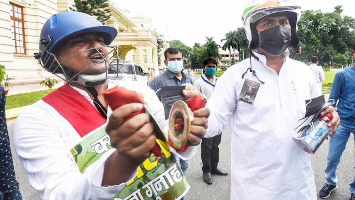 Bihar: Oppn MLAs reach at Bihar Assembly in helmets