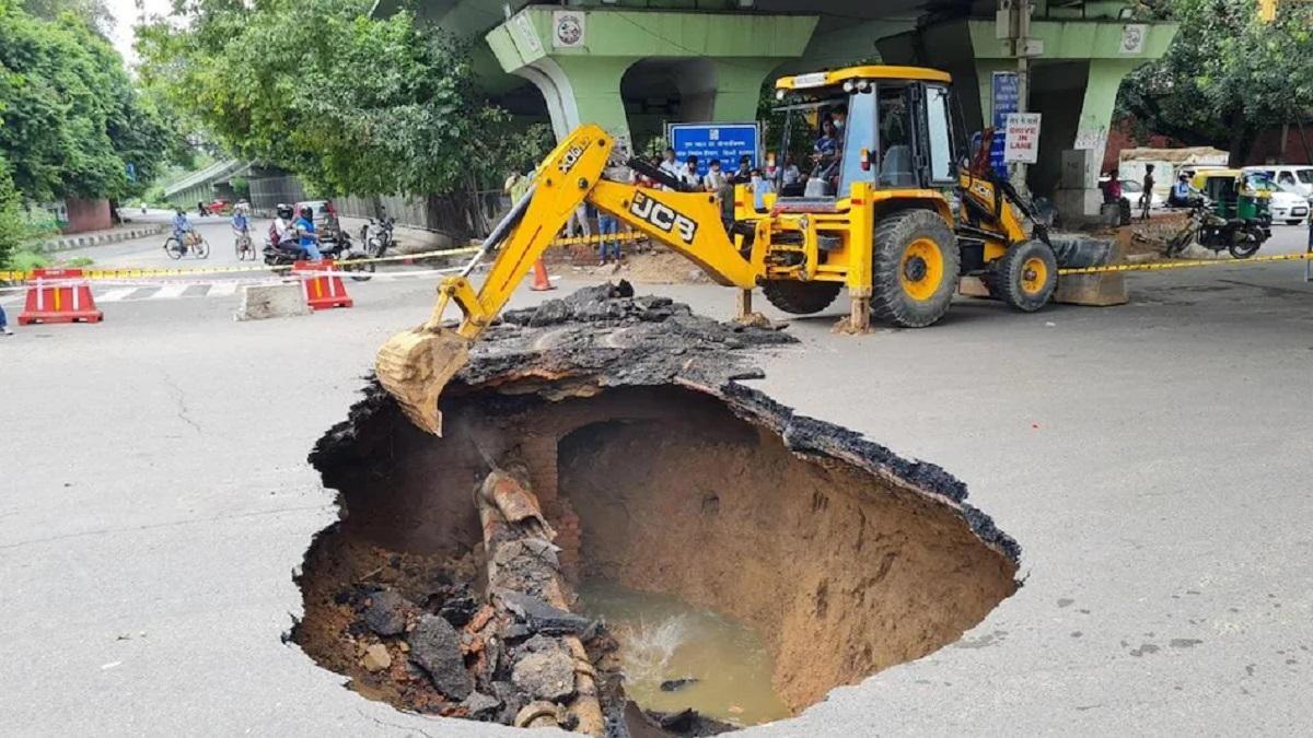 Road collapsed near ITO