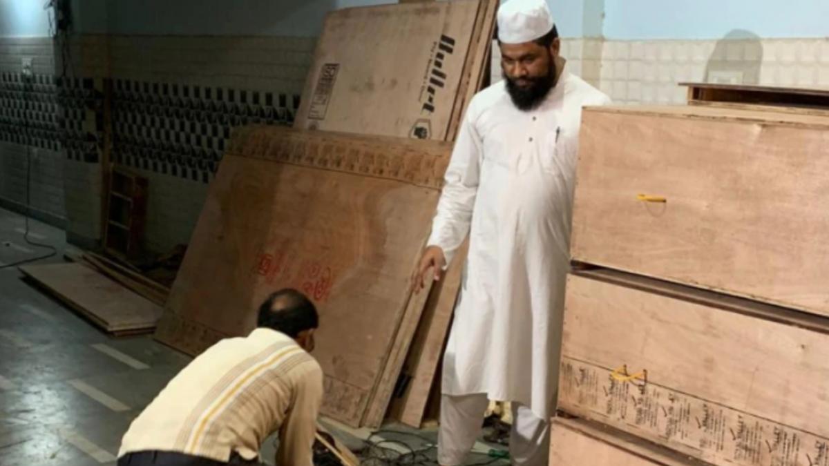 shaheen qasmi making coffin for people 