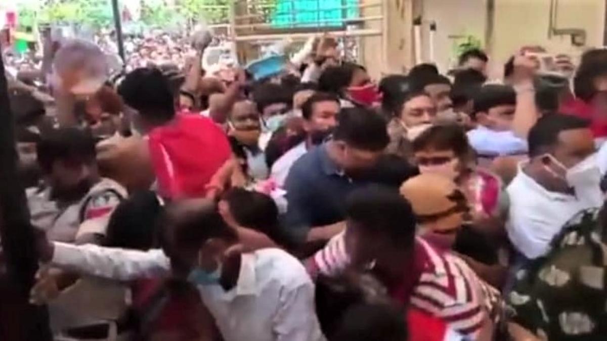 Nonstop 100: Stampede witnessed at Mahakaleshwar Temple