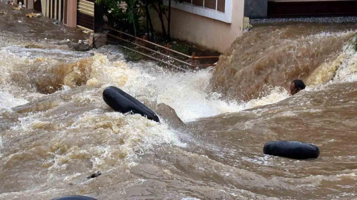 VIDEO: कहीं तेज लहर में बह गया युवक, कहीं सड़कों पर मछली पकड़ते दिखे लोग 