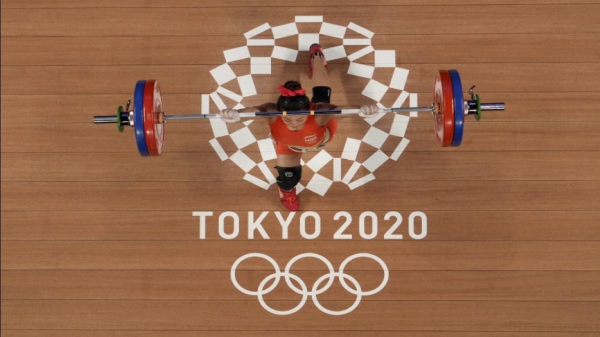 Weightlifter Mirabai Chanu performing in Tokyo Olympics