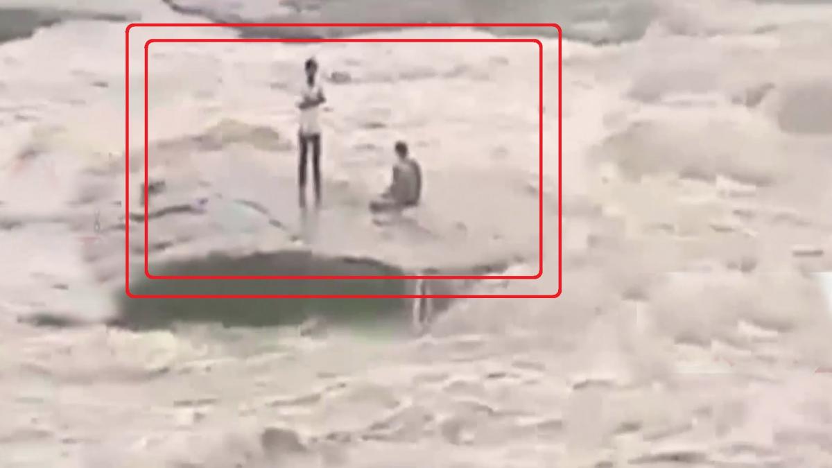 2 men stuck in flash flood in Bihar