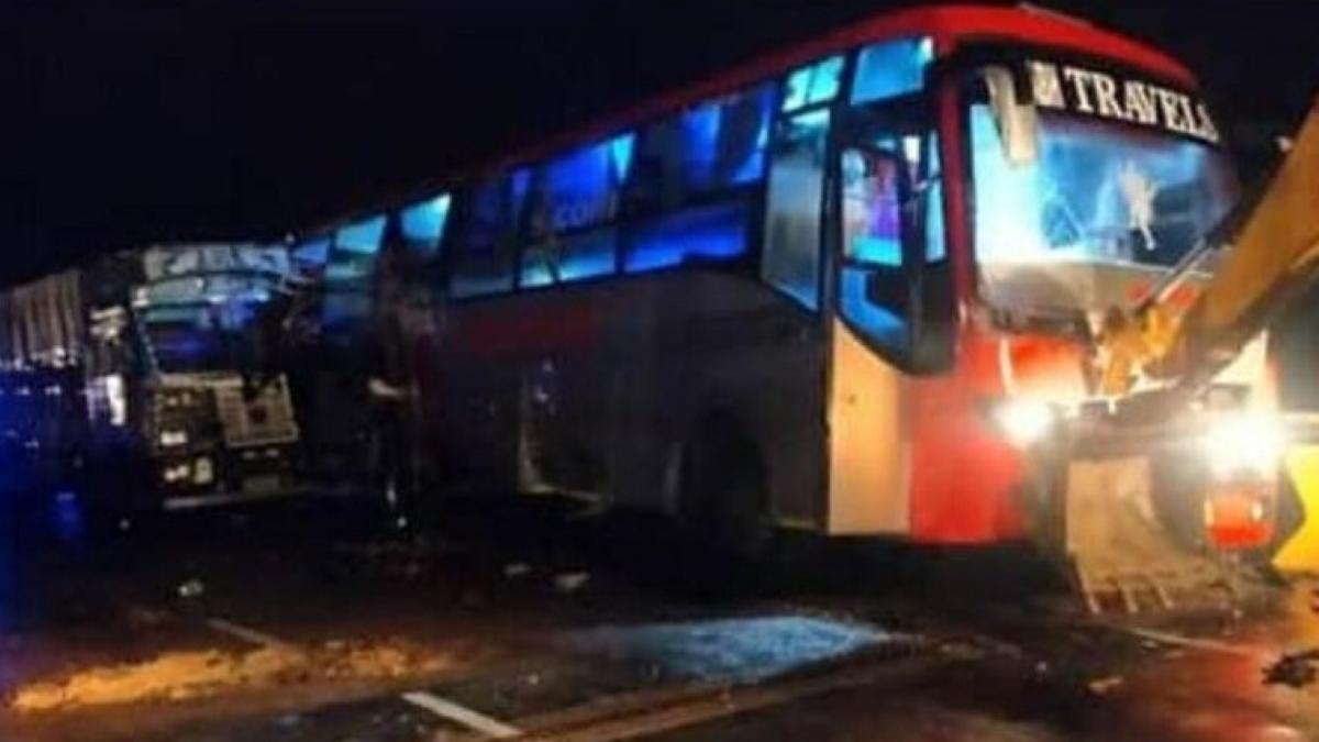 18 killed, many injured when truck hits a bus in Baranbanki