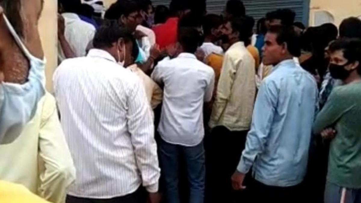 MP: People struggle for corona vaccine in Chhindwara