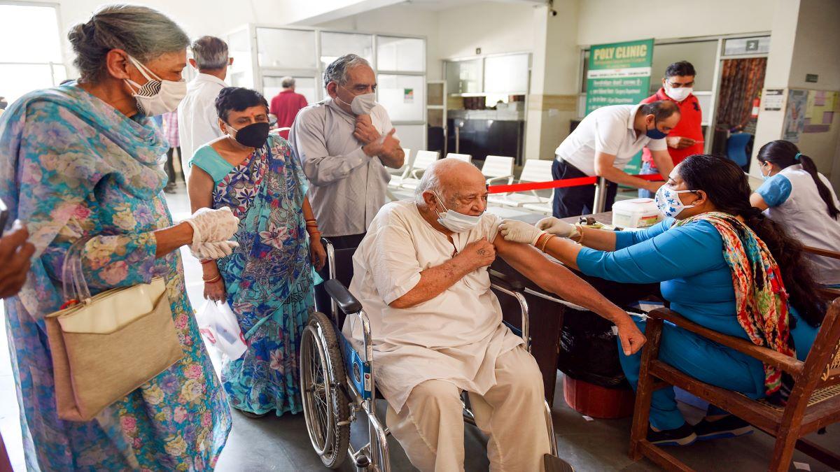 What is door to door vaccination plan for elderly in Mumbai?