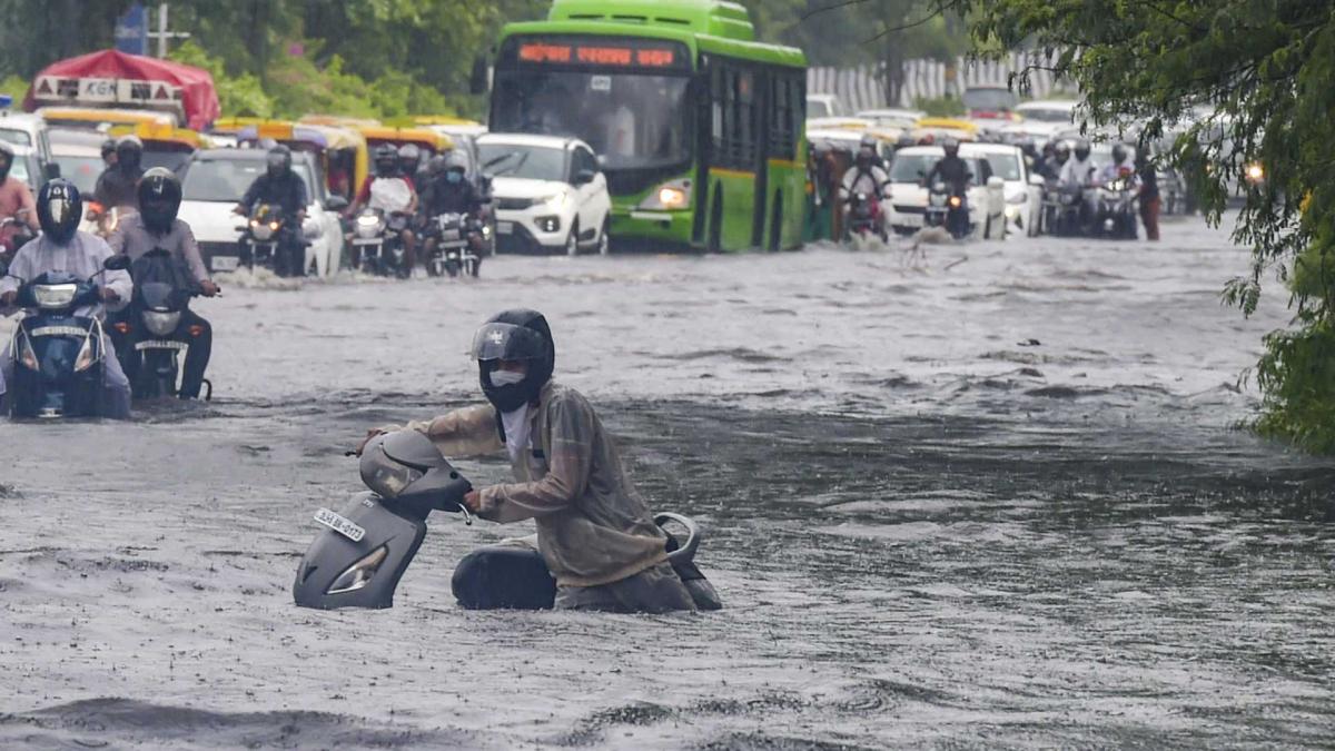 Heavy rain lashes Delhi-NCR