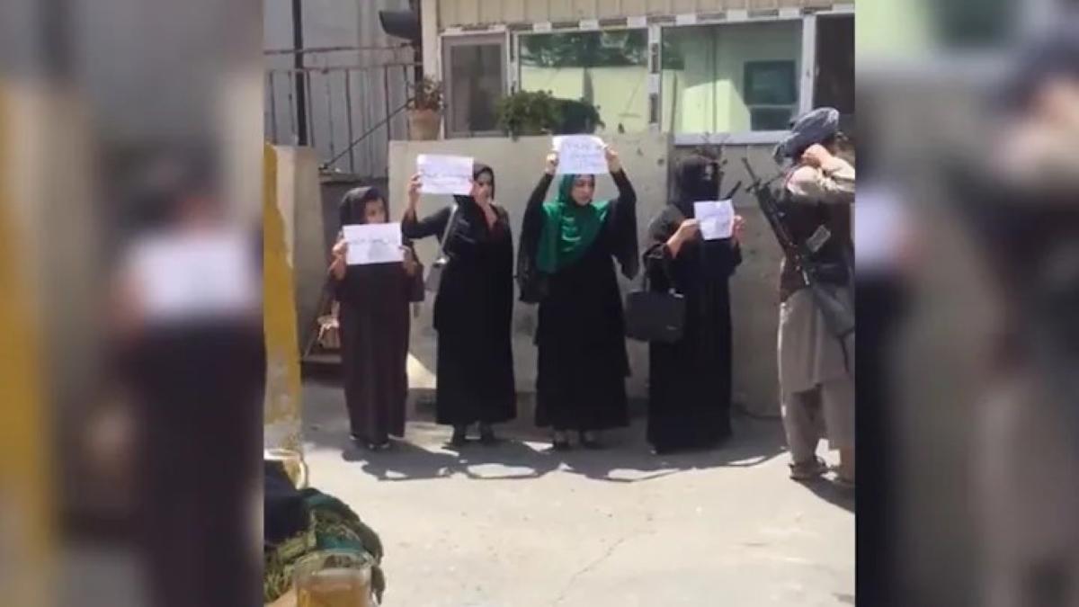 Afghan women protest against Taliban 