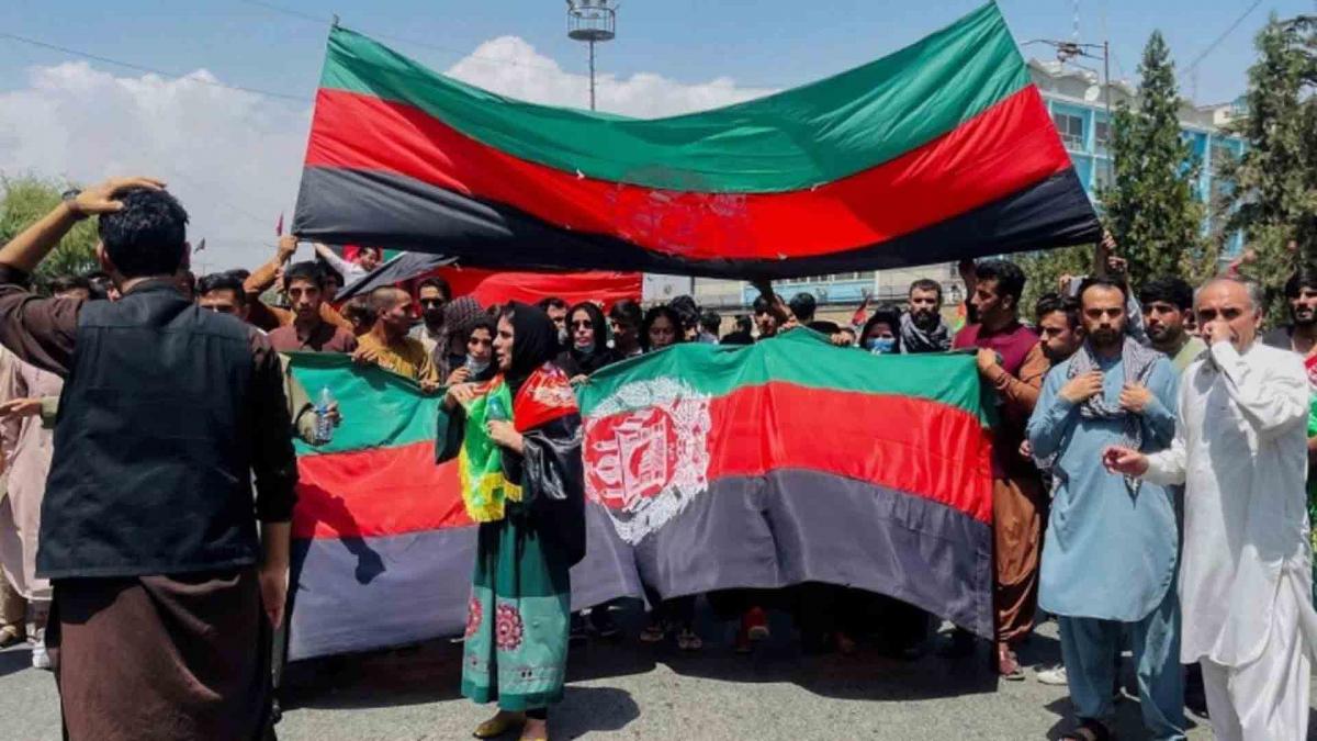 Afghans take to the streets to protest against the Taliban