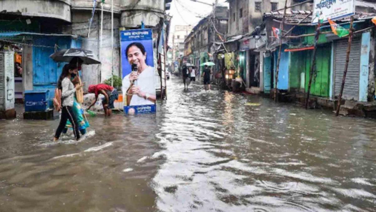 Incessant rains disrupt normal life in West Bengal 