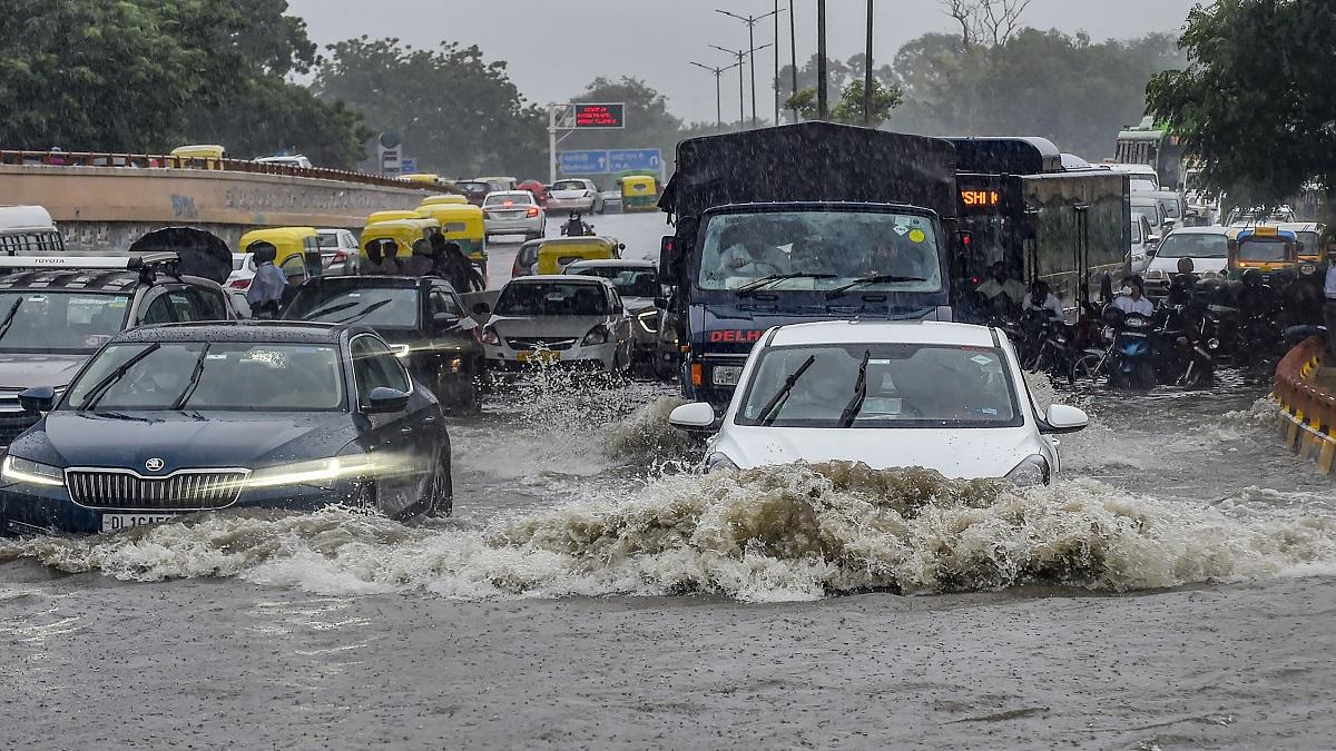 Heavy rain in Delhi causes waterlogging & traffic jams