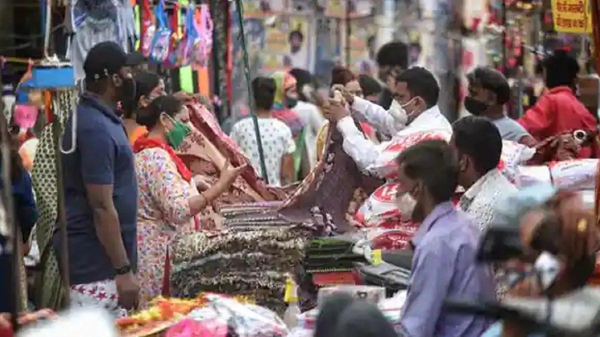 Weekly market opening in Delhi 