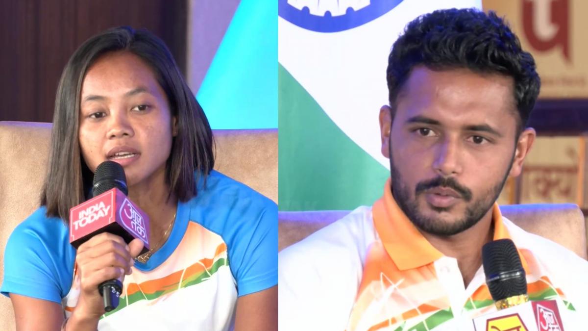 Hockey Players Sushila and Harman sings song