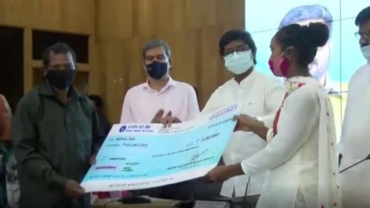 Women hockey players gets Rs 5 lakh from Jharkhand government