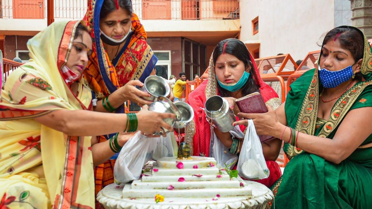 Devotees offer prayers to Lord Shiva (File-PTI)