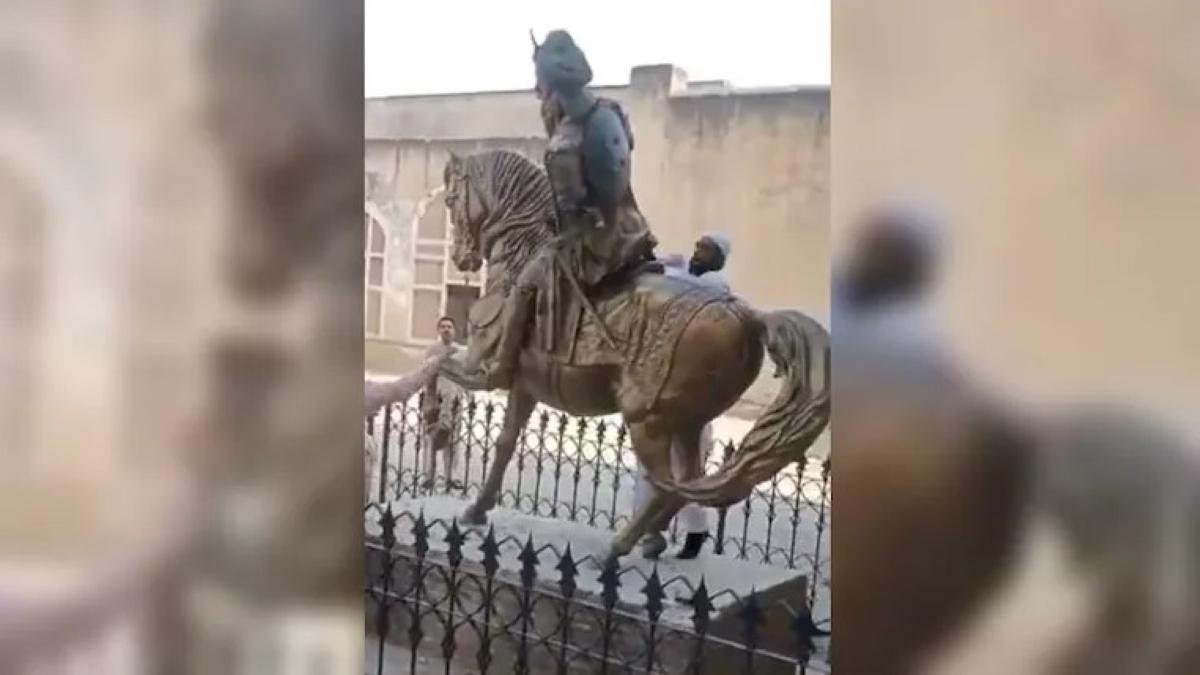 A man vandalising the statue of Maharaja Ranjit Singh in Lahore