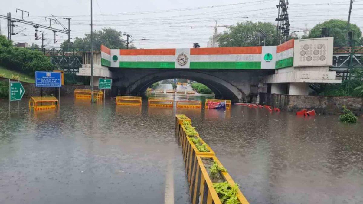 Delhi Heavy waterlogging under Minto Bridge 