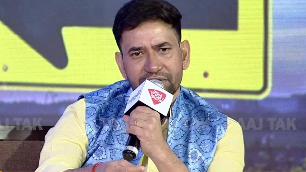 पंचायत आज तक 2021: 'जो न सुधरे, उसको ऊपर पठाए योगी जी', दिनेश लाल यादव निरहुआ ने गाया गाना