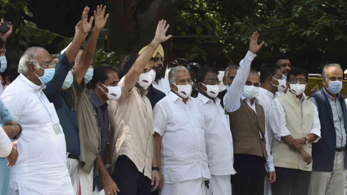 Opposition leaders join farmers for 'Kisan Sansad' at Jantar Mantar