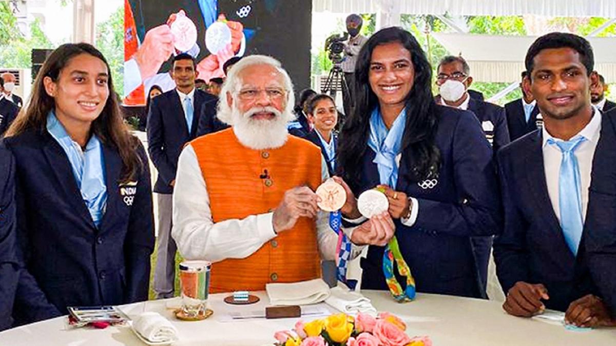 PM Modi met Olympic medalists, encouraged them for future