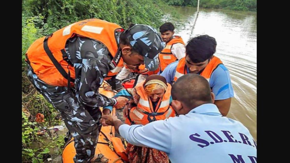 NDRF team rescuing people trapped in flood in MP villages
