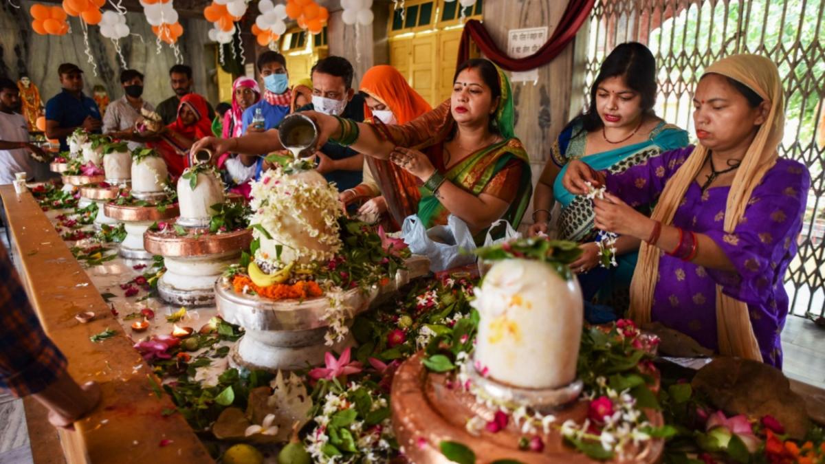 Devotee worships Lord Shiva (File-PTI)
