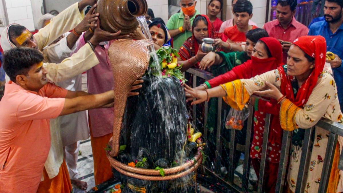 Devotees offer prayers to Lord Shiva (Credit- PTI)