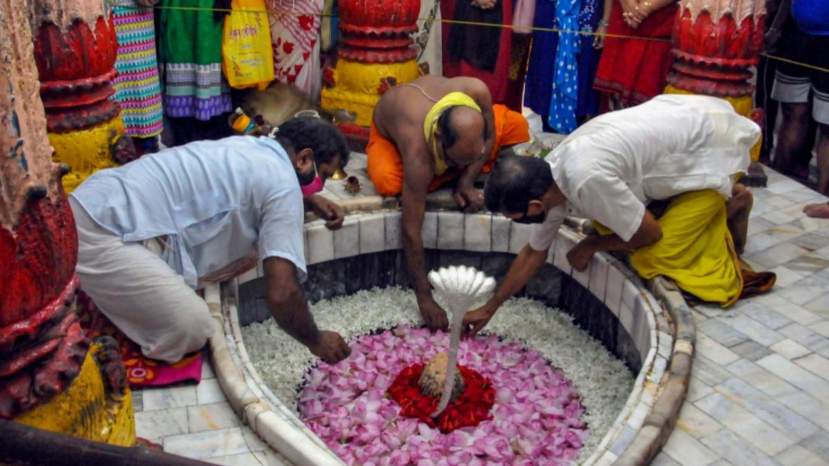 People worshipping Shivling or  Lingam (File-PTI)