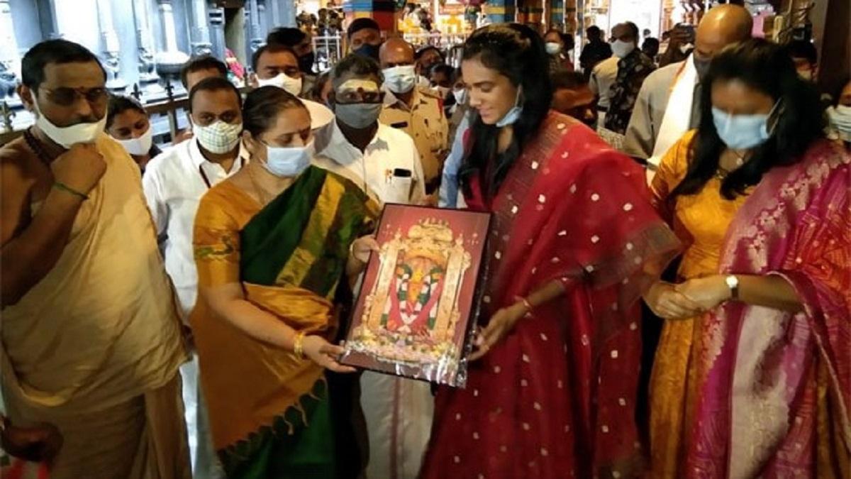 Sindhu offer prayers & seek blessings from Maa Kanak Durga