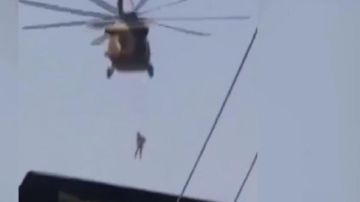  Man hanged from helicopter