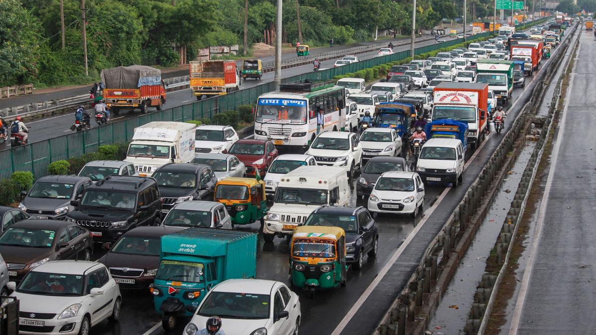 Heavy rain triggers massive traffic jam at ITO crossing in delhi