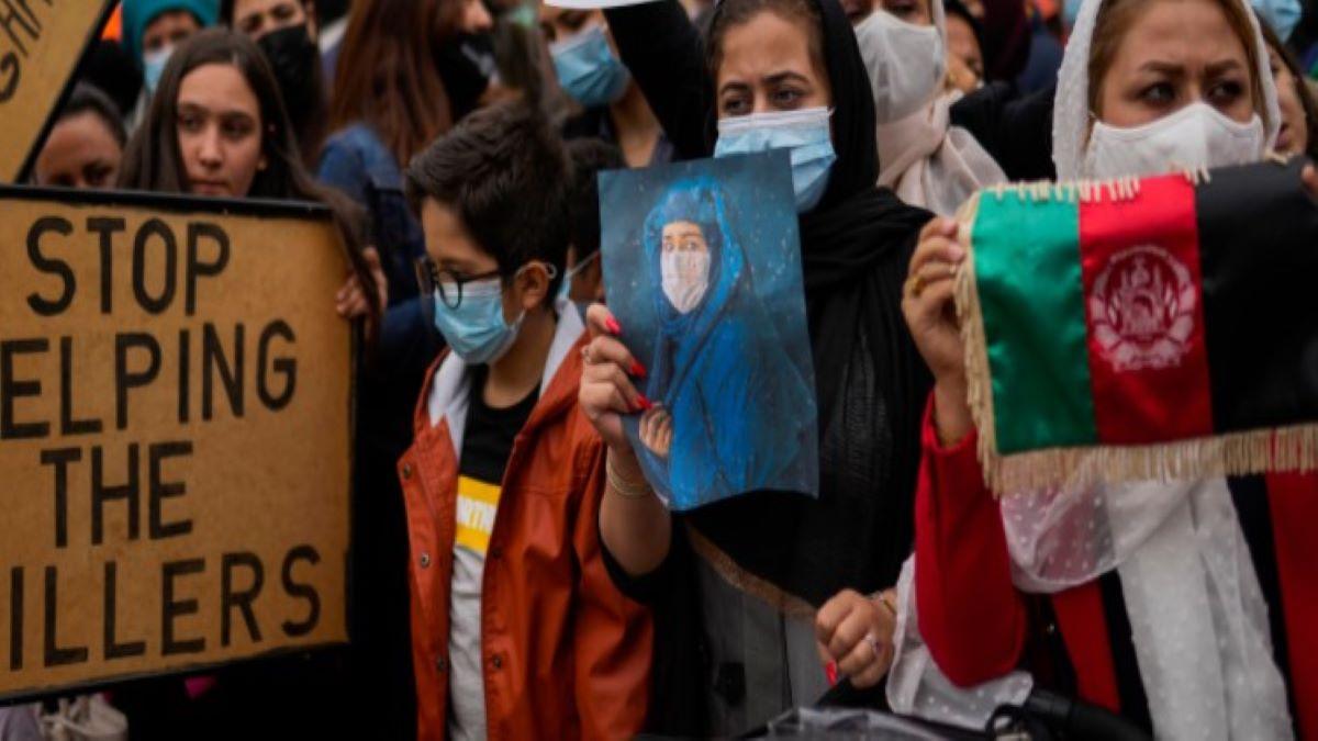 women fearlessly come on streets protest against Taliban terror