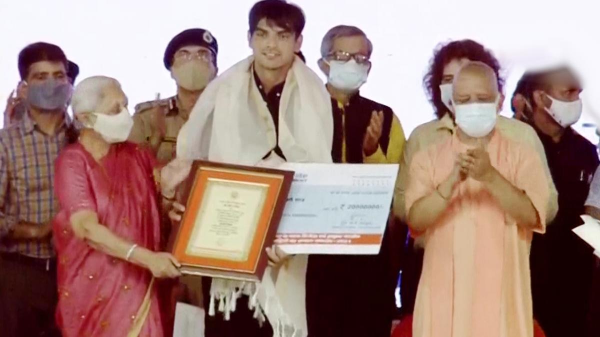 CM Yogi With Neeraj Chopra 