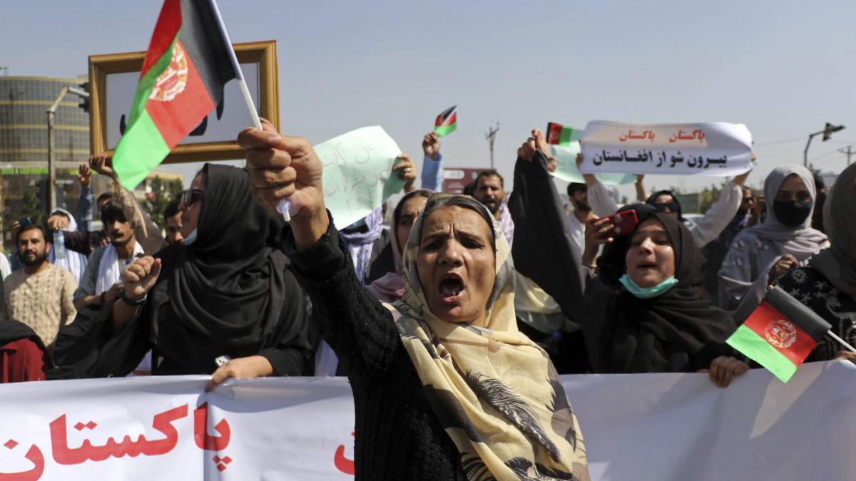 Women protest against Taliban