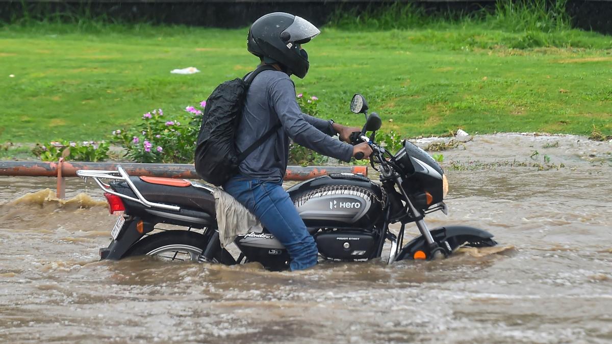 Delhi Weather incessant rains under pass waterlogged 
