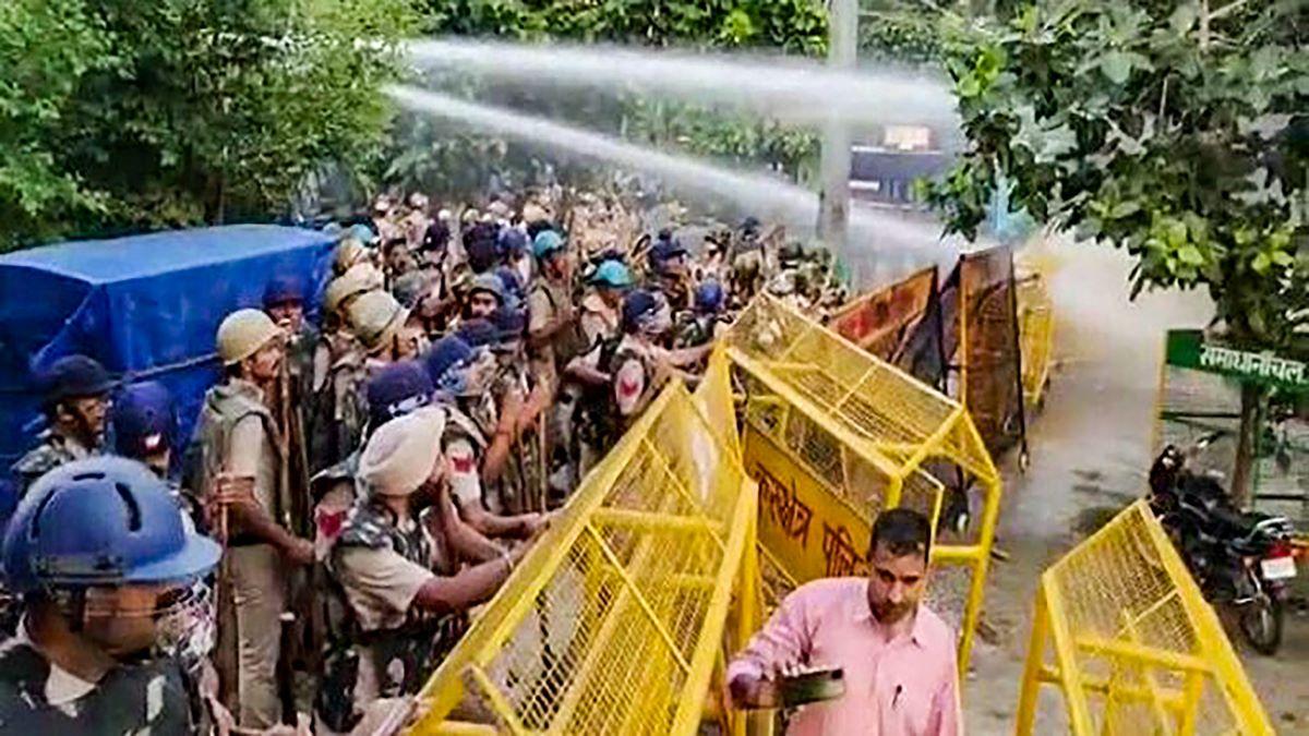 Cops use water cannons as farmers gherao Karnal Secretariat