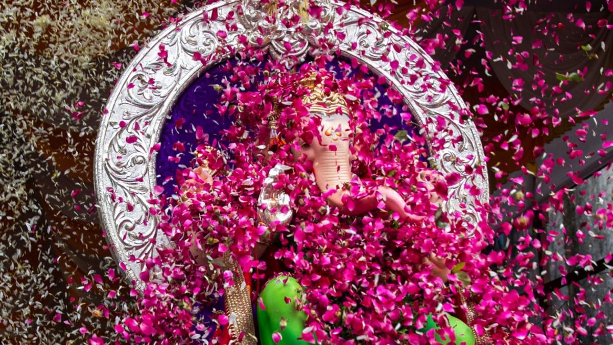 Ganpati Visarjan: Pune में गणेश उत्सव पर दिखा कोरोना का साया, देखें कैसे मना रहे लोग