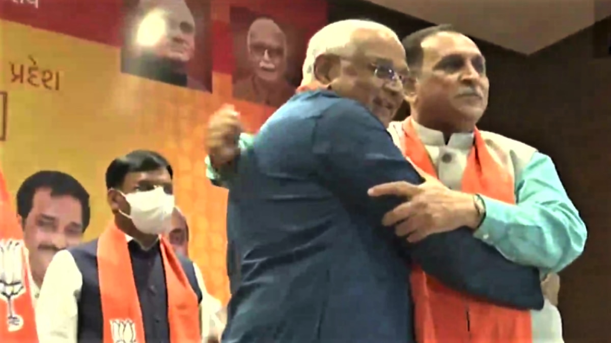Vijay Rupani congratulating Gujarat's new CM Bhupendra Patel