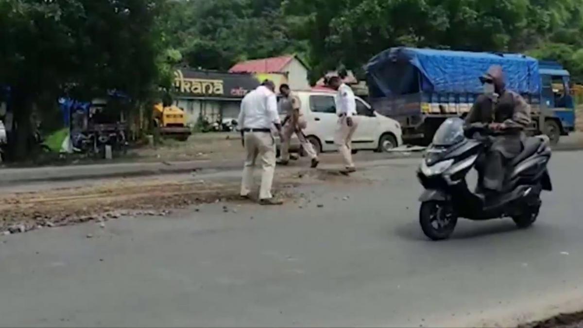 मुंबई-नासिक हाइवे: 8 किमी के रास्ते में इतने बड़े-बड़े गड्ढे, पार करने में घंटों का वक्त! देखें