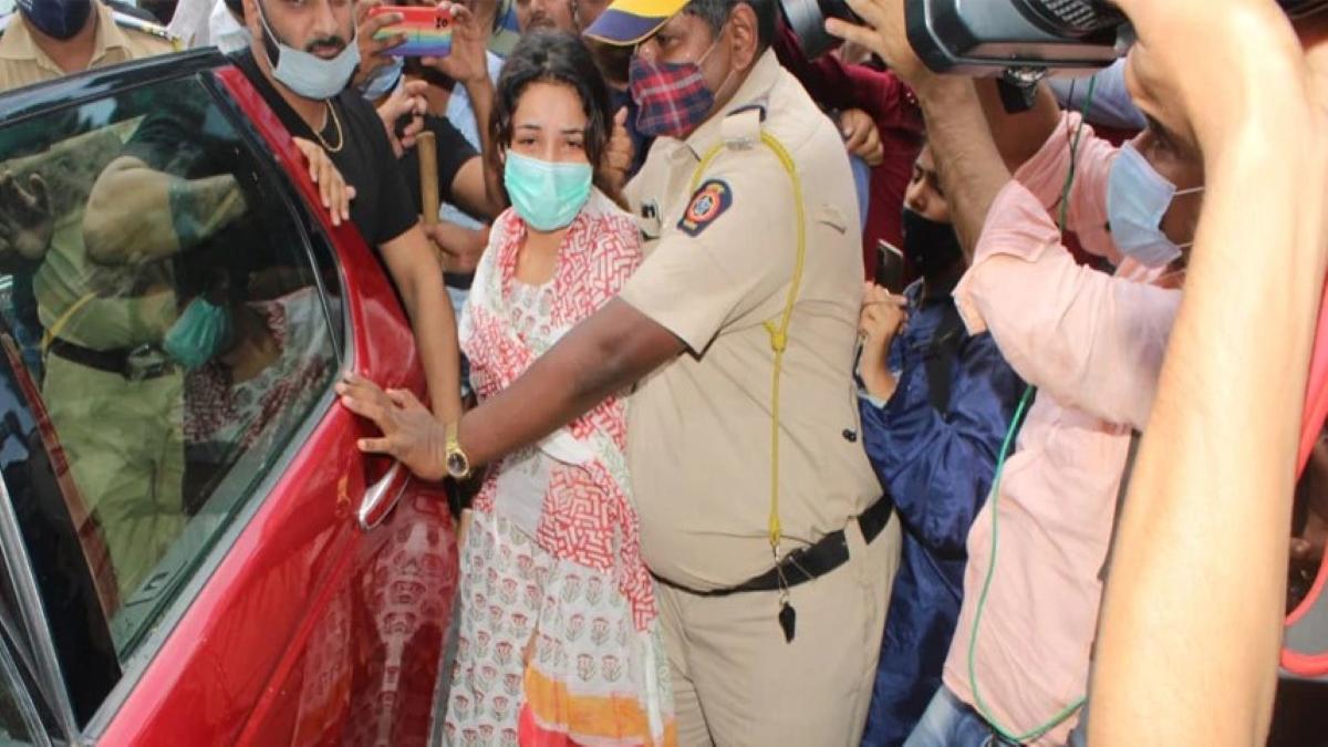 Shenaaz Gill at Oshiwara Crematorium