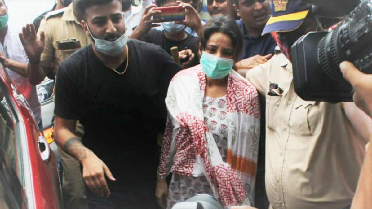 shehnaaz gill breaks down at Sidharth Shukla's funeral