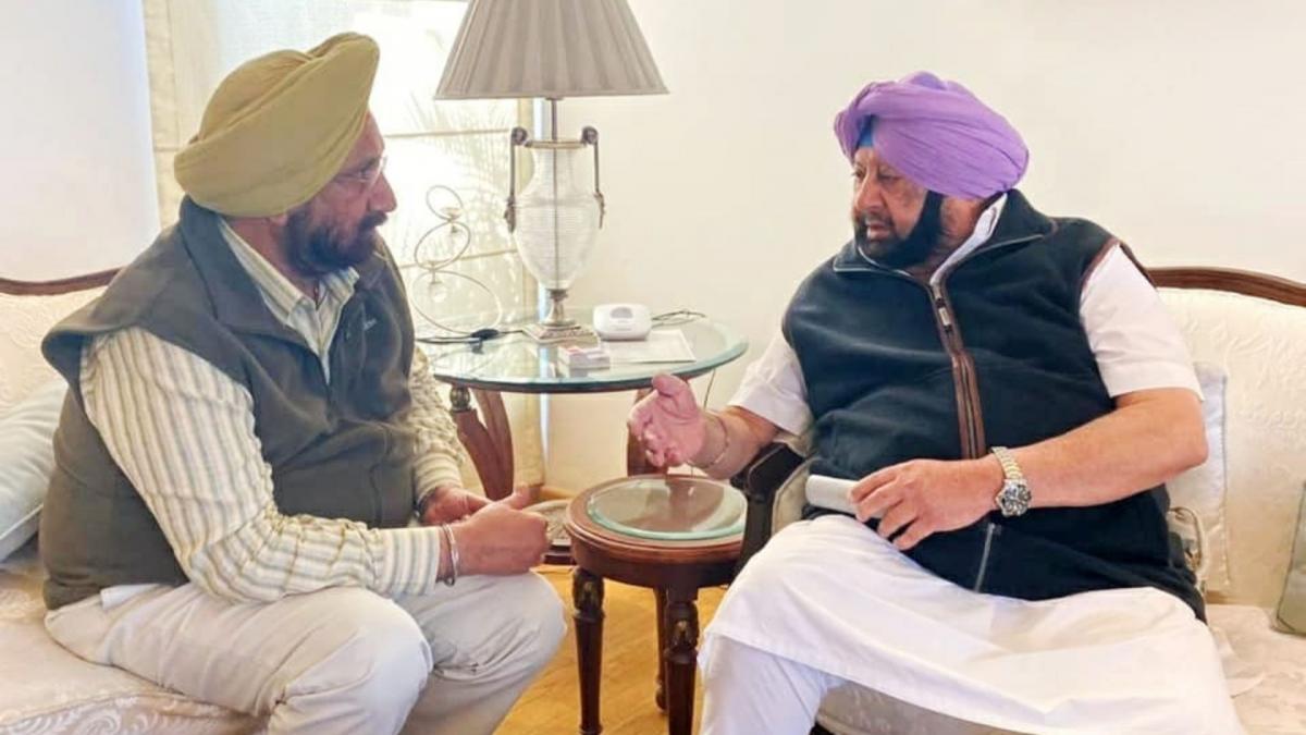 Sukhjinder Singh Randhawa and Captain Amarinder Singh (Credit-twitter.com/Sukhjinder_INC)