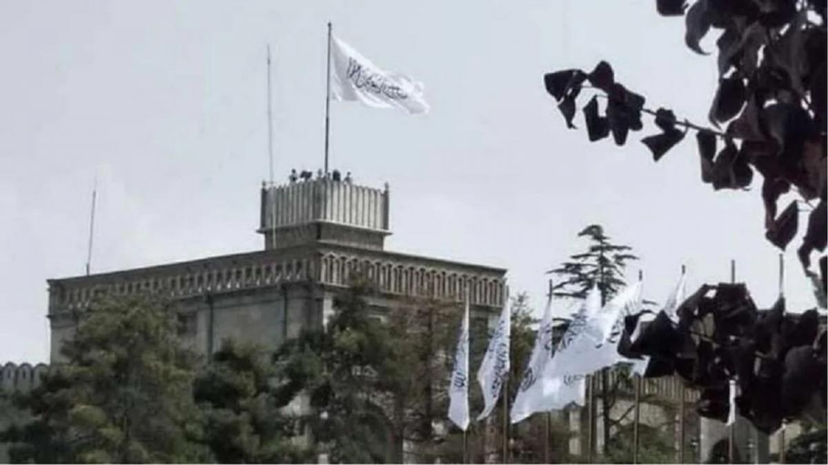 Taliban flag at presidential palace in Kabul