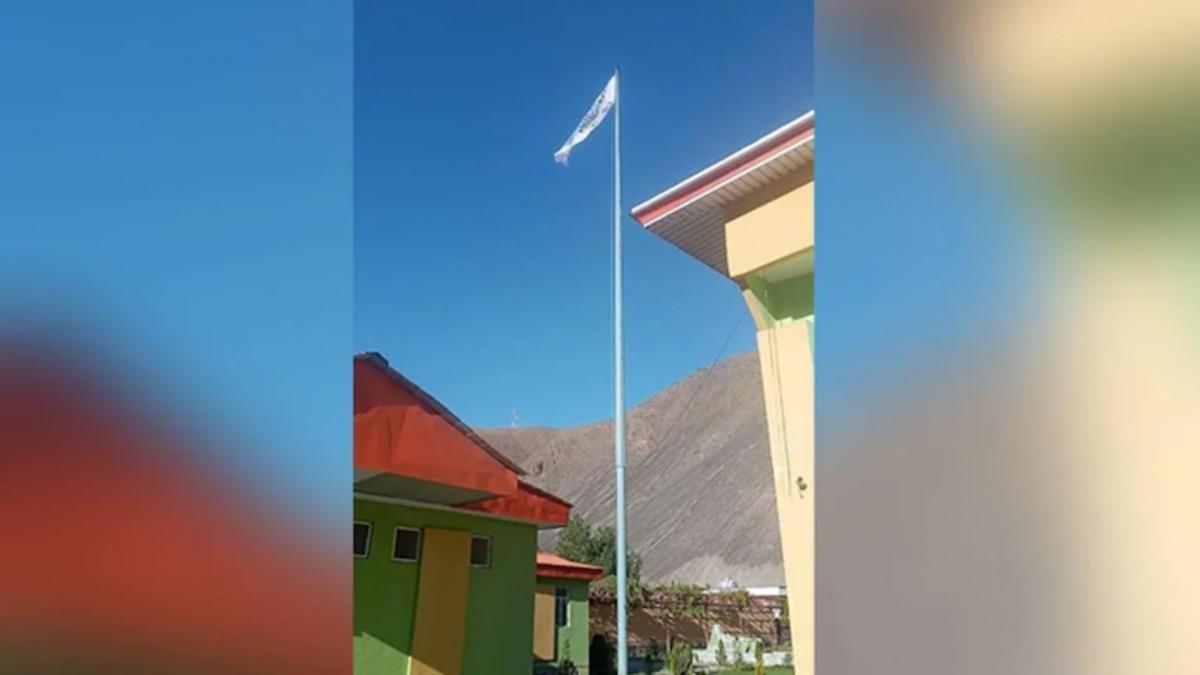 Taliban raised their own flag over the Panjshir Governor's office (Photo: Twitter/@asvaka)