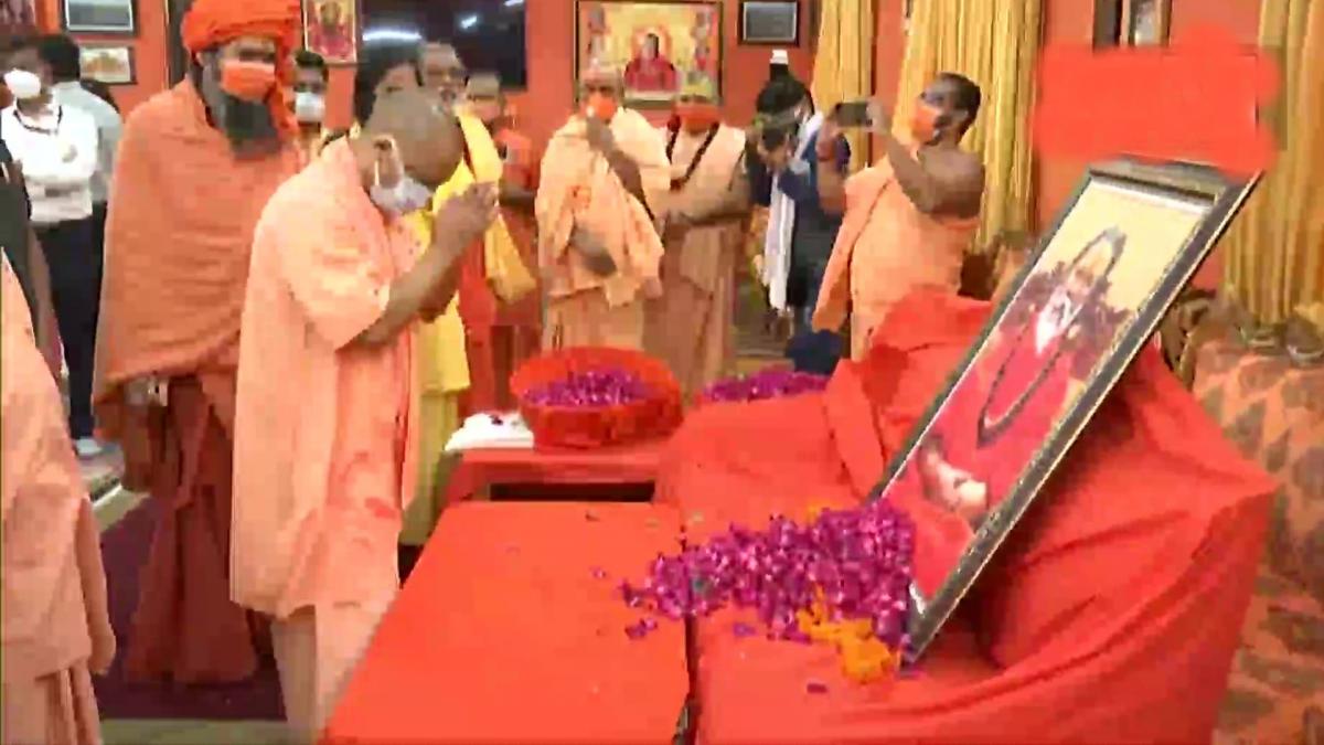Yogi pays last respect to Mahant Narendra