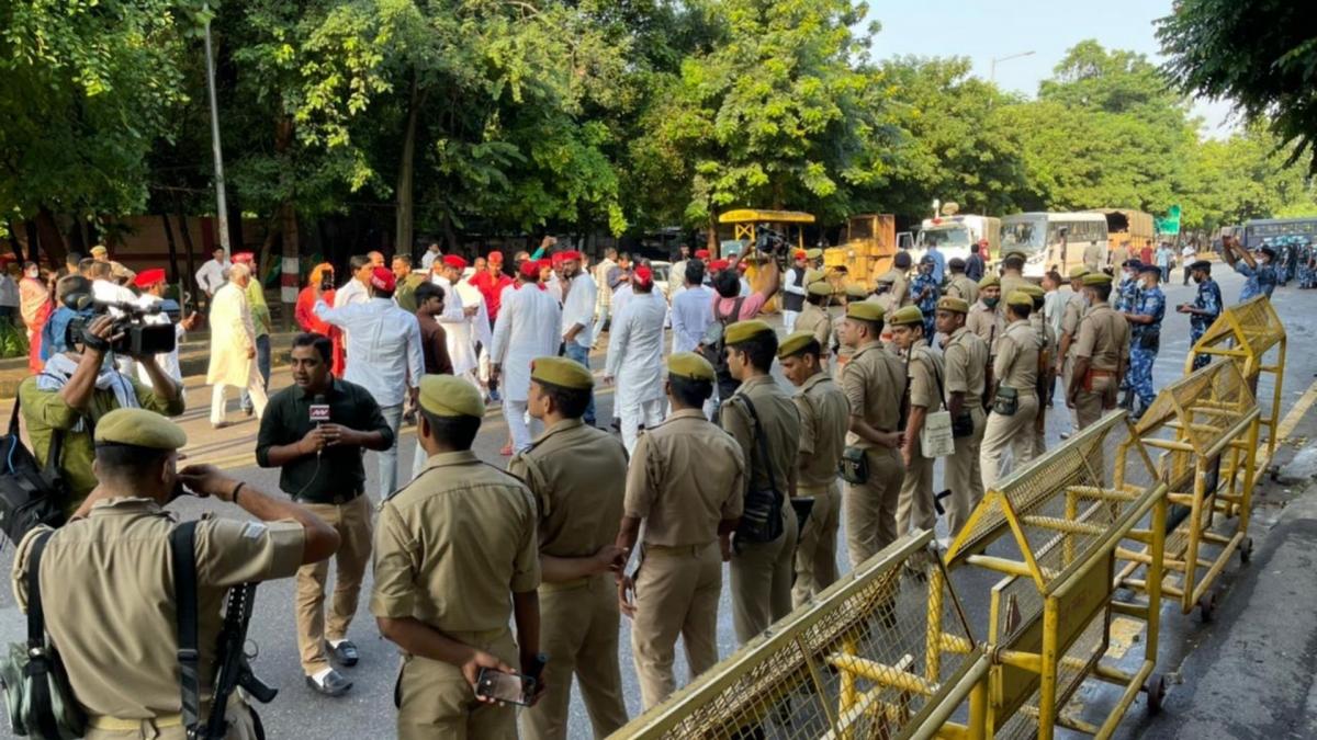 police deployment outside samajwadi party chief Akhilesh Yadav residence 