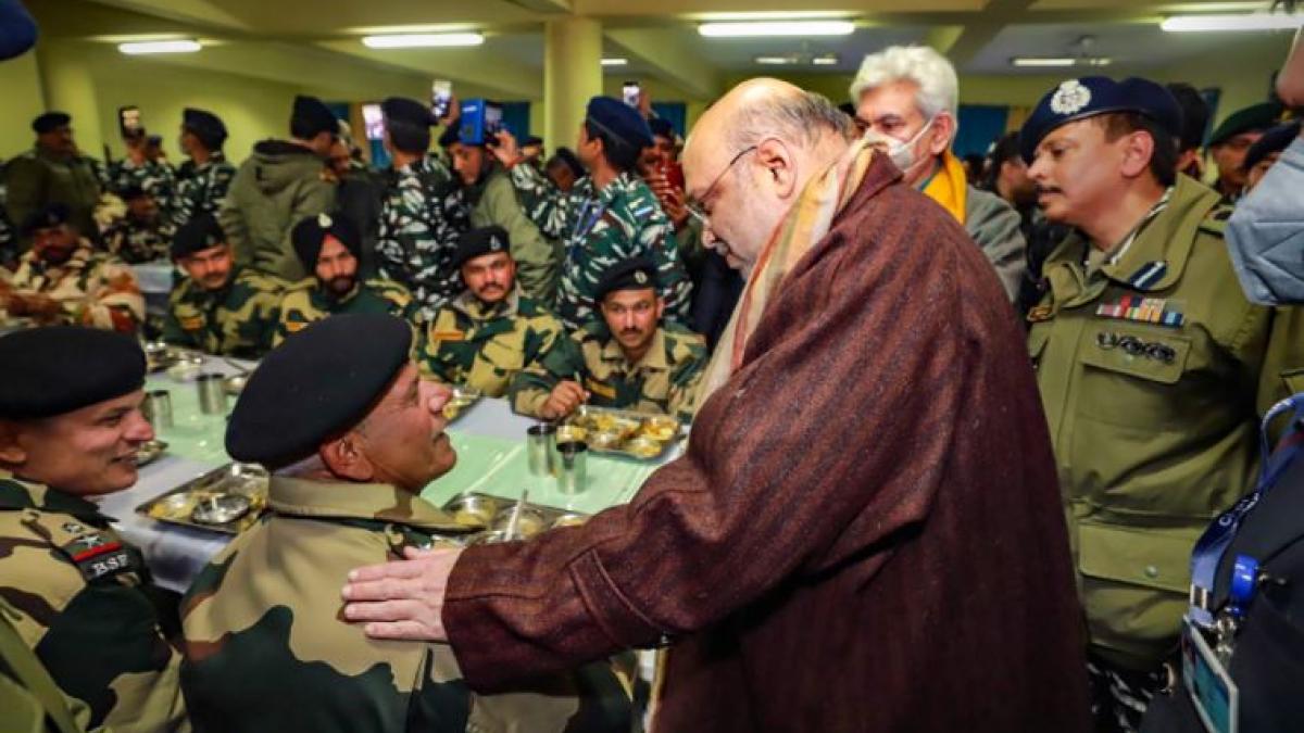 अयोध्या में केजरीवाल, कश्मीर में जवानों के बीच अमित शाह, देखें